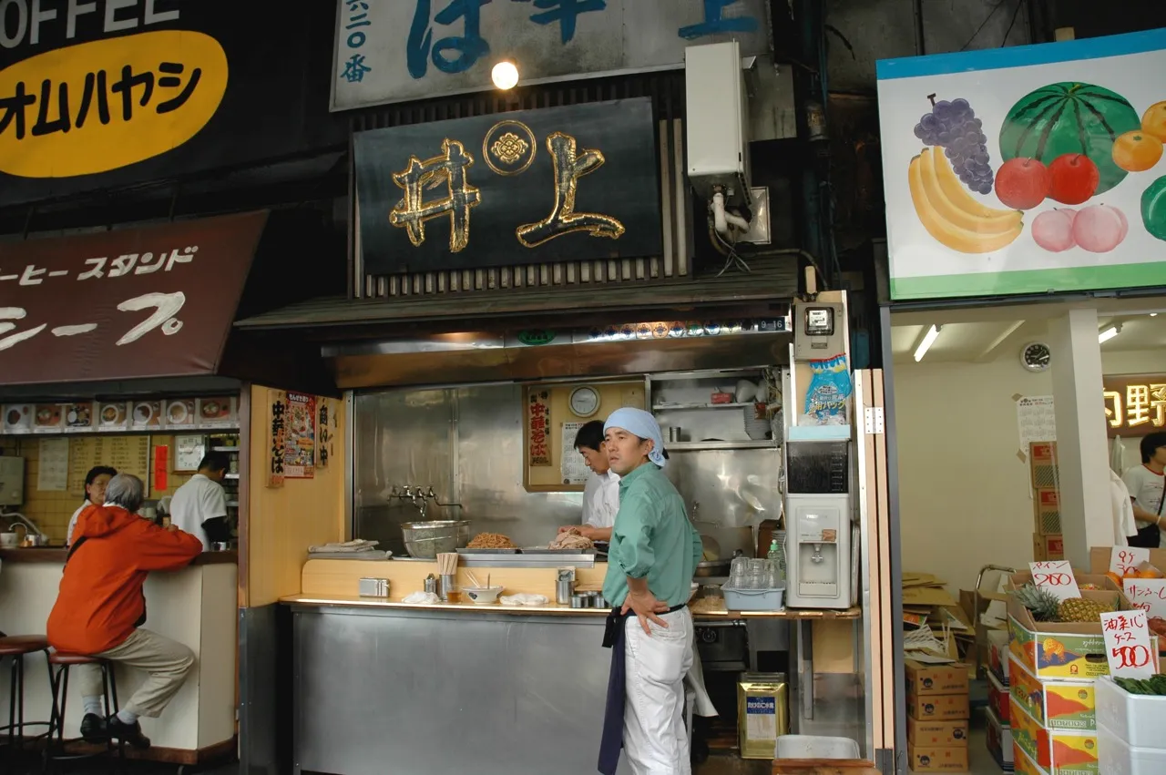 מבחר קעריות ראמן בסגנונות שונים על דלפק מסעדה ביפן, כולל מיסו ושויו
