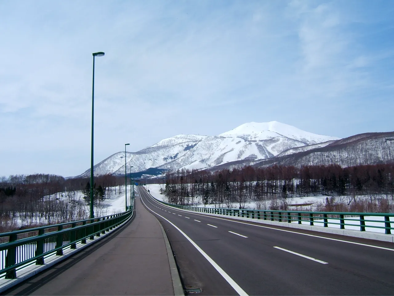 Wide snow-covered slopes of Niseko Annupuri in Hokkaido, one of the ski areas travelers should insure for