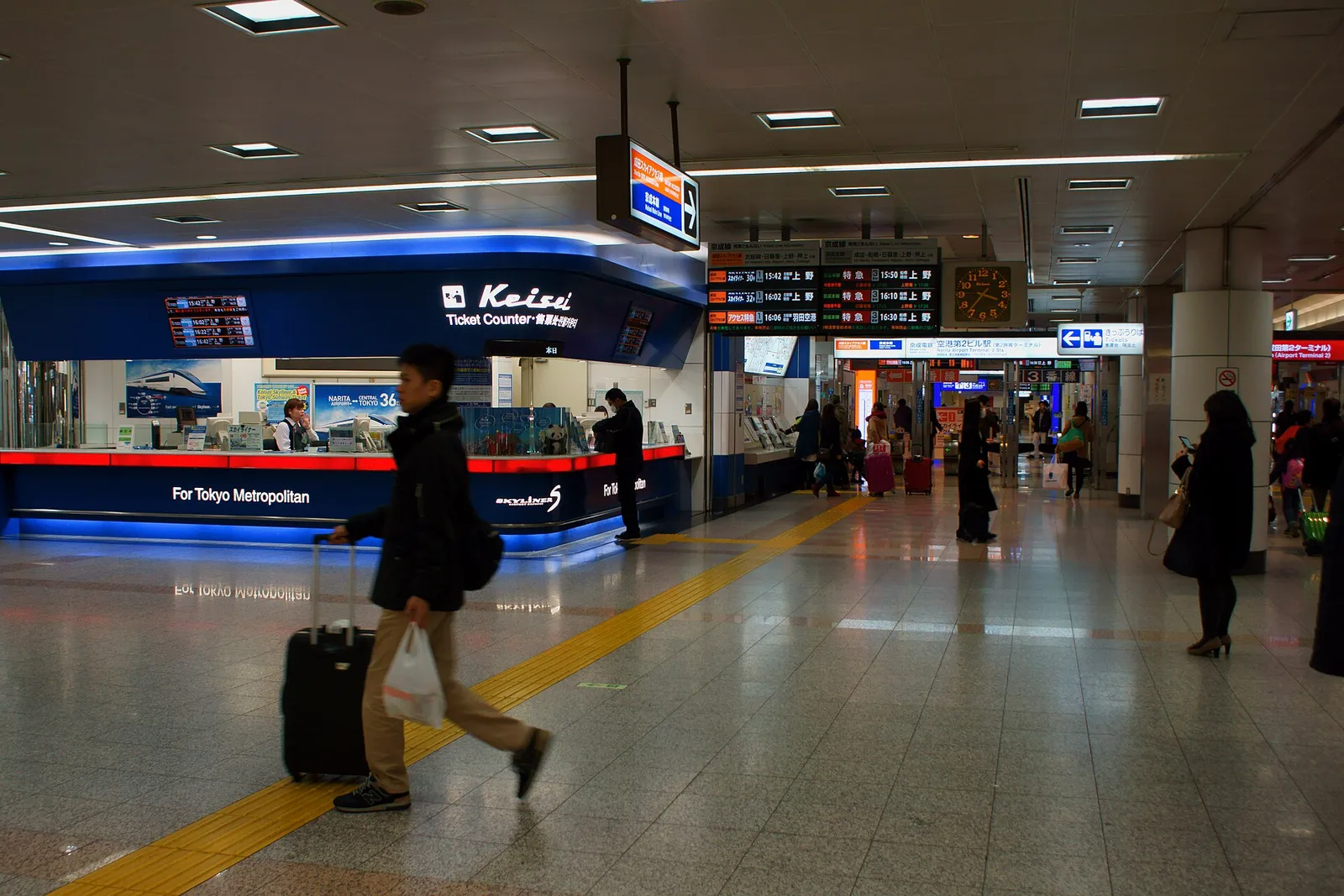 דרכון ישראלי וטלפון עם טופס Visit Japan Web בדלפק ההגירה בשדה התעופה ביפן