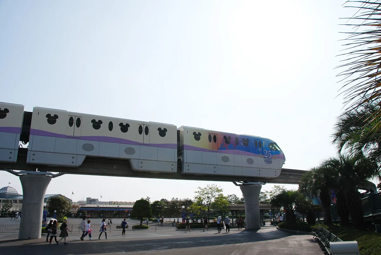 דוכן פופקורן צבעוני ומבקרים בדיסנילנד טוקיו יפן