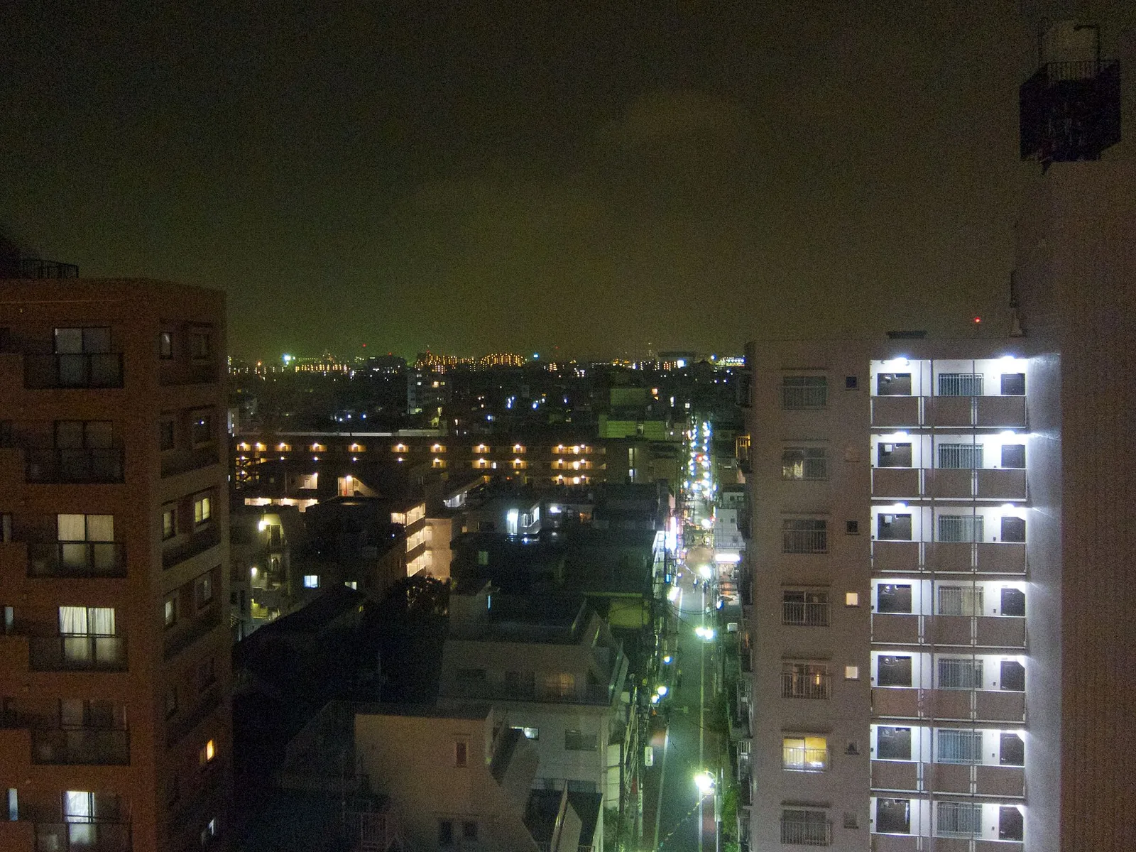 רחוב מסורתי בשכונת אסקוסה עם פנסי נייר ושער מקדש סנסוג׳י אדום, טוקיו יפן